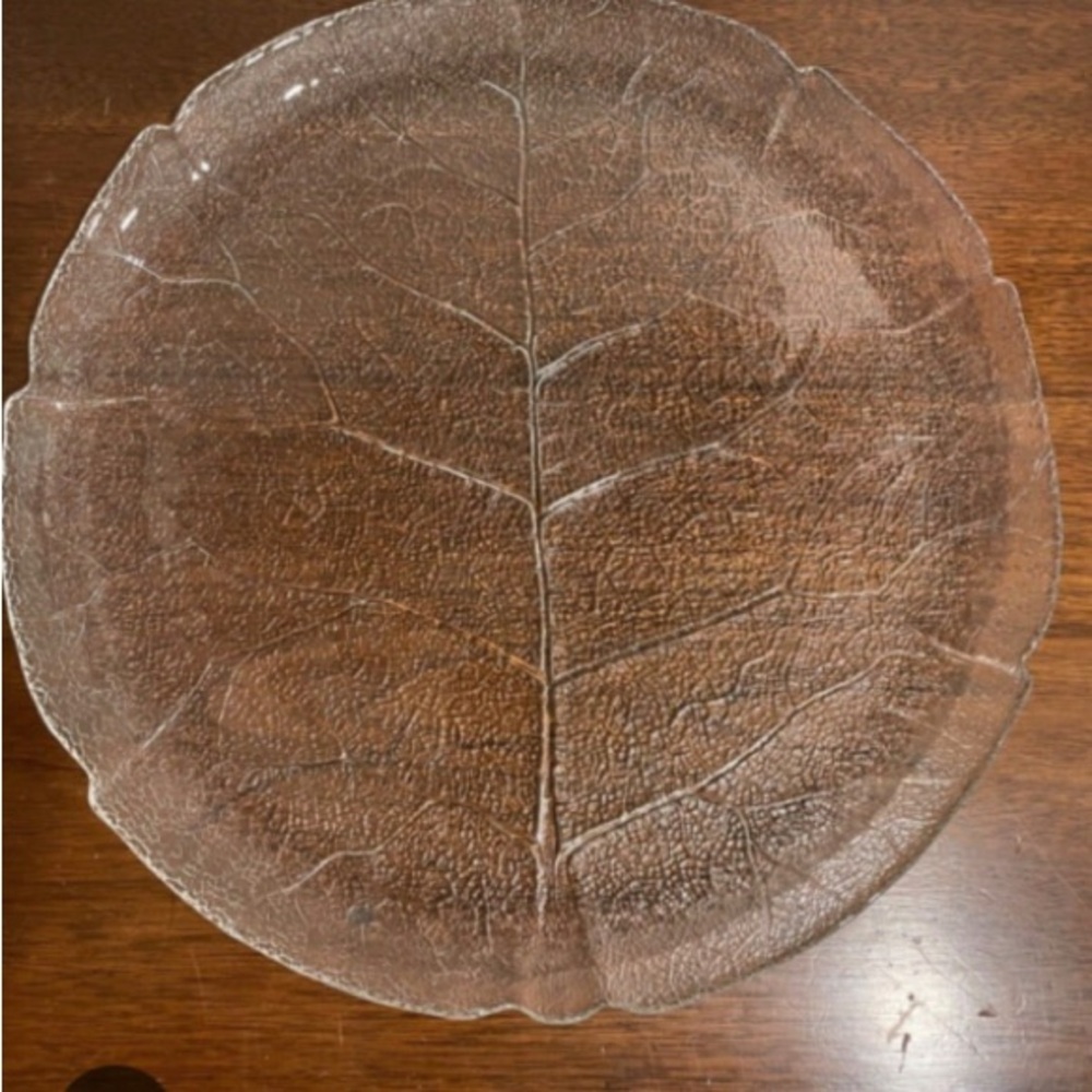 Elegant Leaf Design Glass Plate